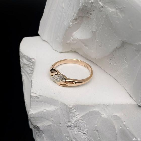 Золотое кольцо с камнями 585пр. размер: 16,7