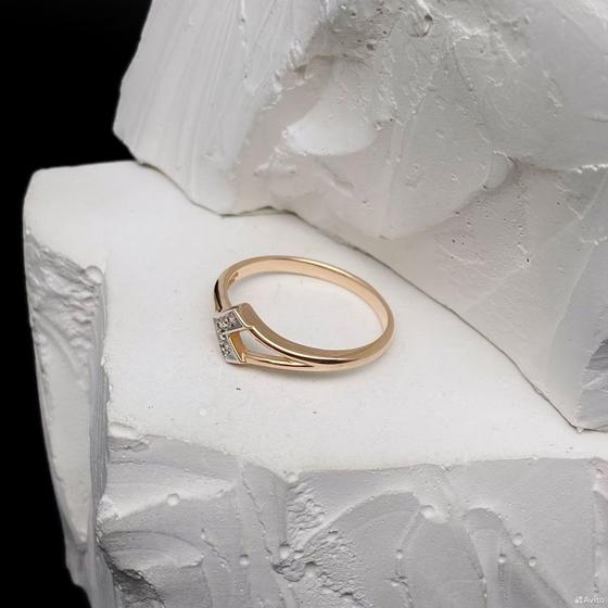 Золотое кольцо с камнями 585пр. размер: 16,8