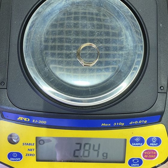 Золотое кольцо с камнями 585пр. размер: 17,6