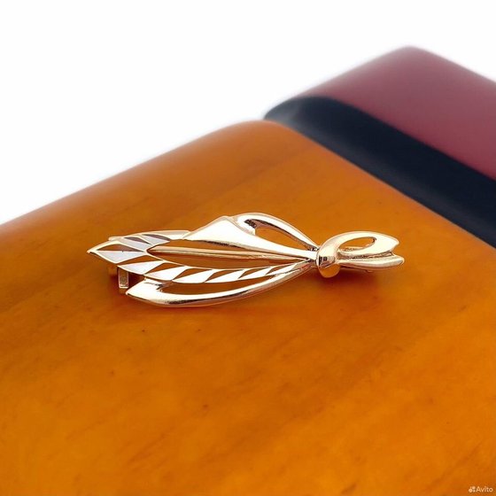 Золотая брошь 585пр. вес: 1,75гр
